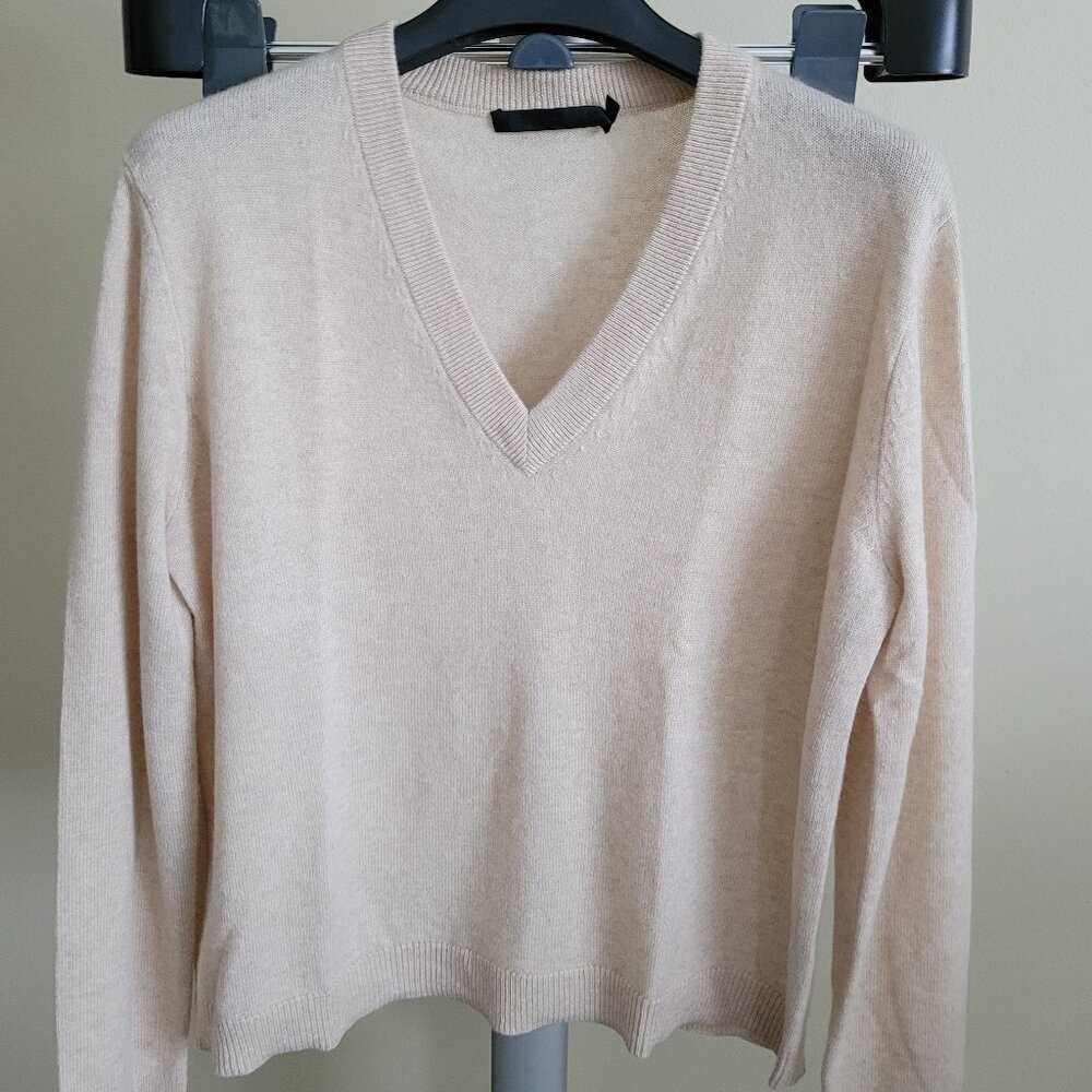 Jenni Kayne Flynn V-Neck Cashmere Sweater in Light Oatmeal - Picture 4 of 15